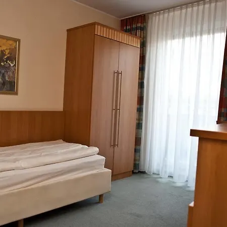 Partner Central-hotel وبرتال
